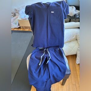 Figs XS Catarina scrub top + jogger bottoms